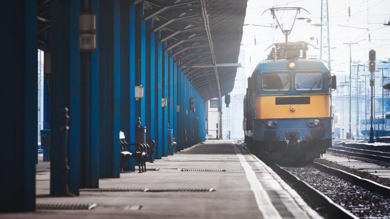 Tragikus esemény Szajolban: a Tokaj IC megállt, és mozdulatlanul várakozik. Az utasok aggodalommal figyelik, ahogy a sínek körül rendőrök sürgölődnek, a feszültség pedig a levegőben vibrál.