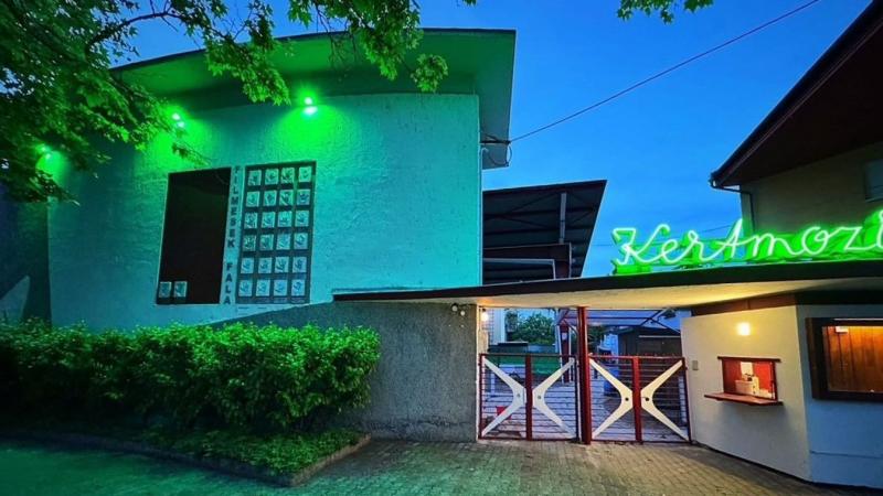 Új fényben tündököl a balatoni kertmozi – kezdetét veszi a szezon!