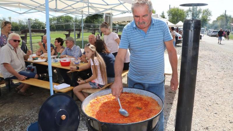 Nagykozárban közösen készítik el a szárma ételt, miközben együtt ünneplik a hagyományokat.
