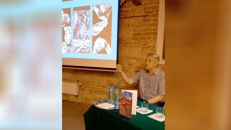 Kvíz, kritika, képzőművészet – Muhi Sándor alternatív tanítási módszerei

Muhi Sándor nem csupán a klasszikus oktatás keretein belül mozog, hanem egyedülálló módon ötvözi a tudást és a kreativitást. Az általa vezetett órák során a diákok nem csupán passzí