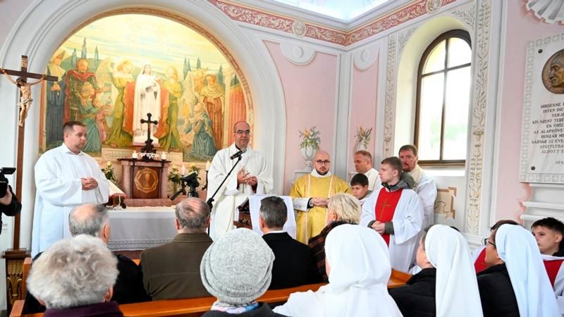 Kápolnaszentelés Sárváron – Ünnepélyes pillanatok a megújult Kis Szent Teréz kápolnában

Sárvár városában különleges eseményre került sor: a Kis Szent Teréz kápolna teljes megújuláson ment keresztül, és mostantól újra fogadhatja a híveket és látogatókat. 