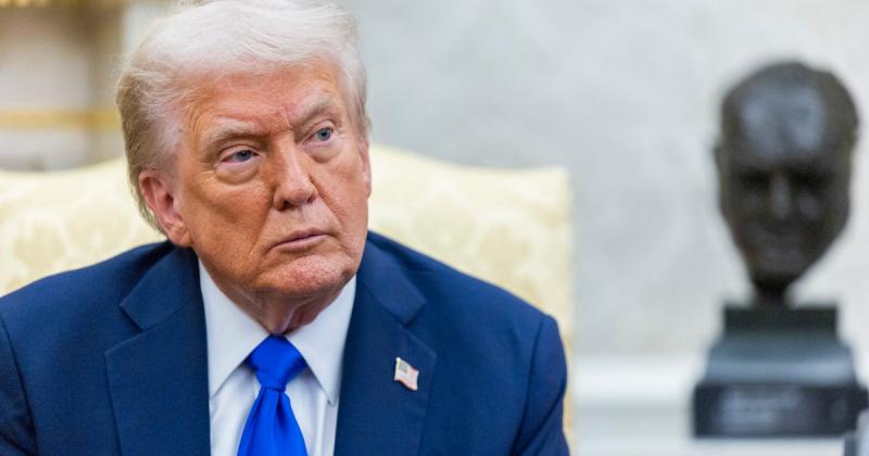 Donald Trump ismételten elkerülte a kamerák kereszttüzét, ami újabb spekulációkat gerjesztett az egészségi állapotával kapcsolatban. A politikai színtéren sokan találgatják, hogy mi állhat a háttérben, és ez a titokzatos eltűnés csak fokozza a kíváncsiság