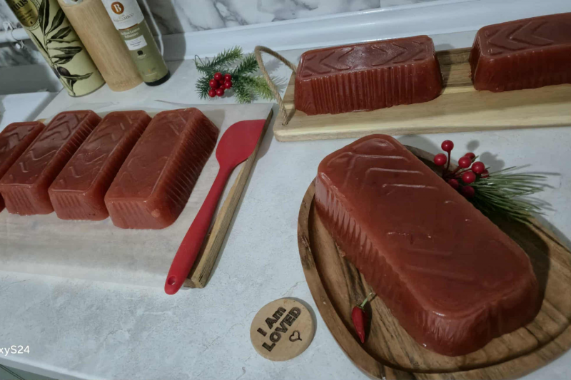 Természetesen! Itt van egy egyedibb változat:

**Enikő Konyhájának Kincsei**

Fedezd fel Enikő varázslatos receptjeit, amelyek nemcsak ízletesek, hanem tele vannak szeretettel és kreativitással. Minden egyes étel mögött egy történet rejlik, amely a hagyom