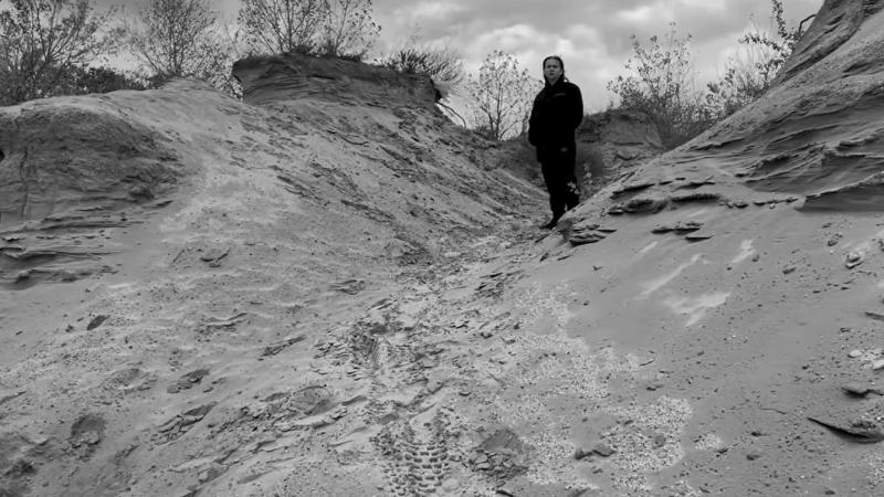 Halottak napján mutatkozott be a csodát átélő énekes legújabb klipje - videóval.