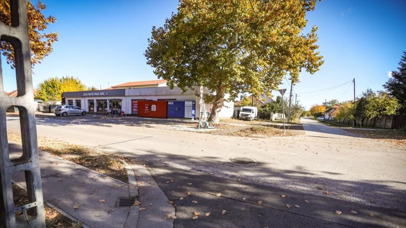 Új és fontos útvonal épül Békéscsabán, amely különösen a kisgyermekes családok számára lesz kedvező. A projekt célja, hogy biztonságosabb és kényelmesebb közlekedési lehetőségeket biztosítson a családok mindennapi életében.