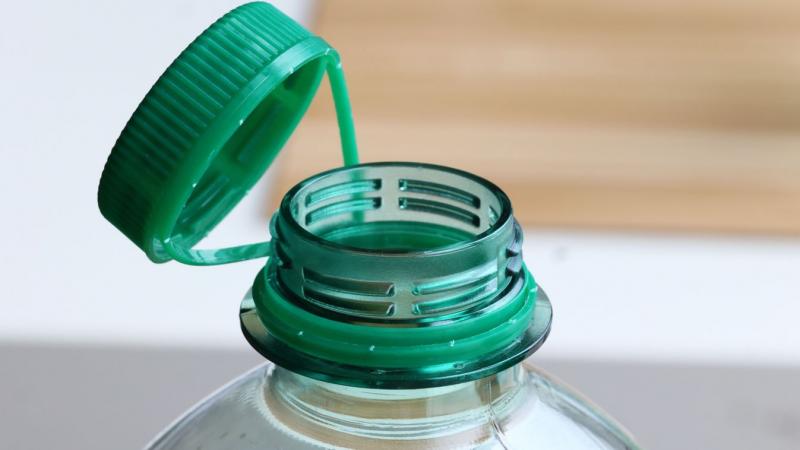 Készülj fel! A lecsavarhatatlan kupakok után újra átalakulnak a PET-palackok.