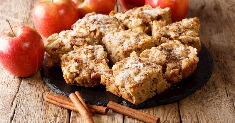 Ősz a tányéron: Így varázsolj 10 perc alatt egy ínycsiklandó almás-diós kevert sütit

Ahogy a levelek színei átalakulnak, az ősz ízei is megérkeznek a konyhánkba. Egy gyorsan elkészíthető almás-diós kevert süti tökéletes módja annak, hogy megünnepeljük ez