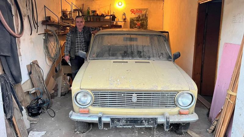 Egy bájos Duna-parti városkában újra életre kelt a múlt: előbukkant Feri bácsi régi, ötven éves Zsigulija, amely sok emléket idéz fel a helyiekben.