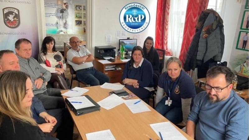 Általános iskolás diákok figyelmeztetnek a drogok veszélyeire és azok káros hatásaira.