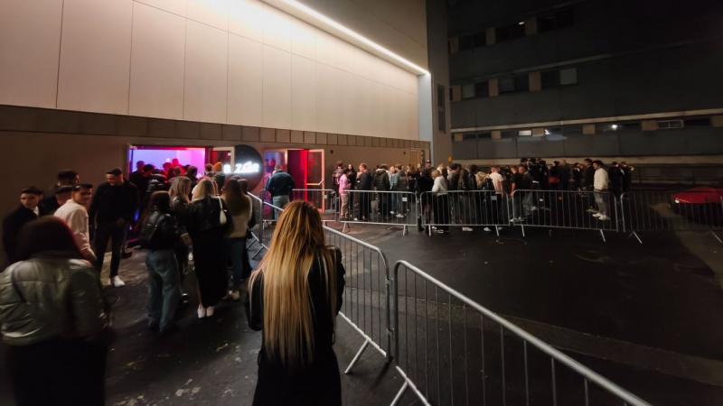 Új szórakozóhely nyitotta meg kapuit Szekszárdon, ahol a felújított Skála áruház ad otthont az eseményeknek. A nyitóbuli hatalmas sikert aratott, hiszen a helyszín teljesen megtelt lelkes vendégekkel, akik együtt ünnepelték az új kezdetet. Az este során f