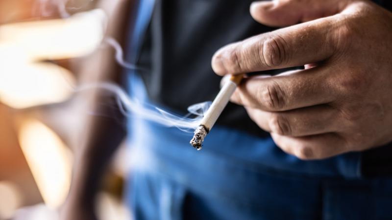 Nagy csapás érte a dohányzás szerelmeseit: jövőre drámai áremelkedés vár a cigarettákra - Pénzcentrum