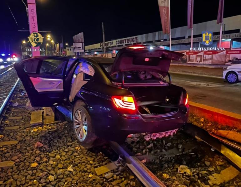 A rendőrök elől menekülő drogdílerek autója nekiütközött egy villanyoszlopnak.