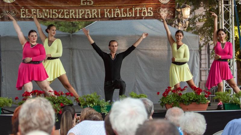 BAON - A fiatal táncoktató szívvel és lélekkel tereli a figyelmet az idősebb generáció tanítására.