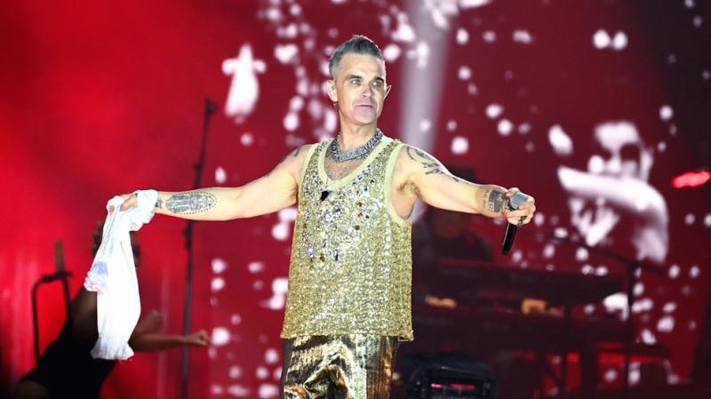 Robbie Williams ijesztő külsőt öltött a sok koplalás következtében.