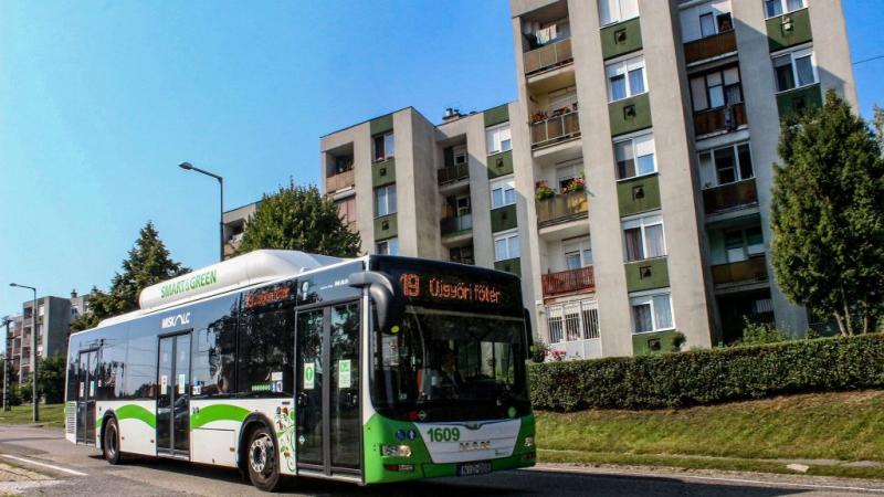 Egy újabb vidéki városban vezetik be az ingyenes tömegközlekedést a 14 év alatti fiatalok számára. Ez a lépés remek lehetőséget kínál a családoknak, hogy gazdaságosabban közlekedhessenek, miközben a gyerekek is felfedezhetik a város szépségeit. Az intézke