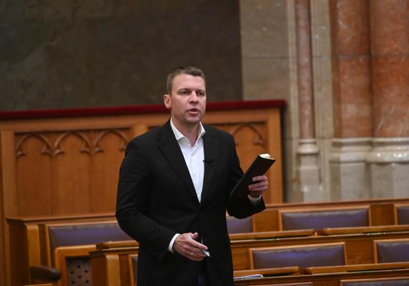 Menczer Tamás: A Tisza Pártnál

Menczer Tamás a Tisza Pártnál való tevékenysége során számos fontos kezdeményezést indított el, amelyek célja a környezetvédelem, a helyi közösségek megerősítése és a fenntartható fejlődés elősegítése. A politikai pályafutá