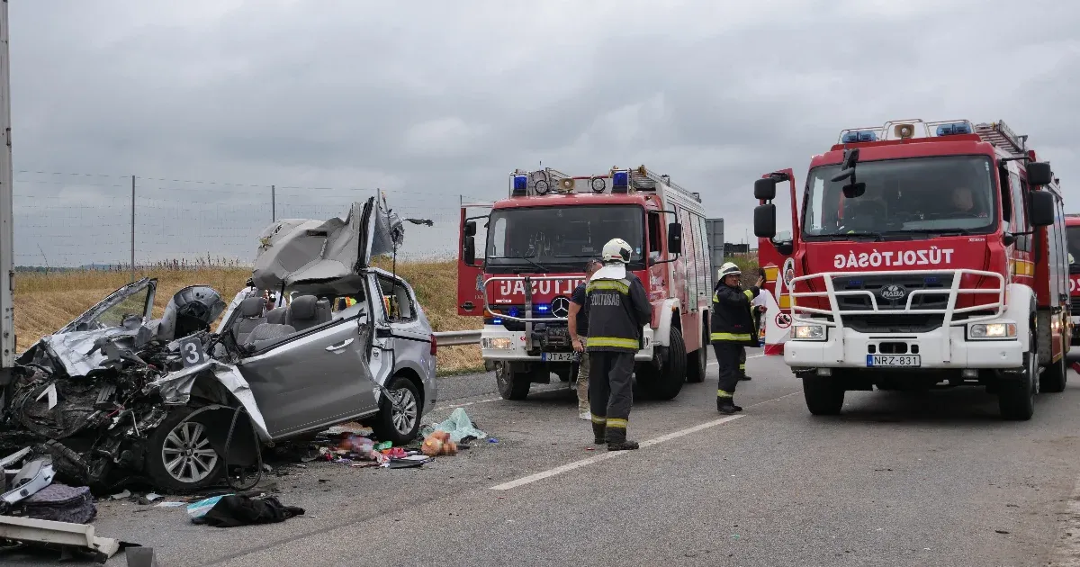 Súlyos baleset történt az M1-es autópályán, amikor egy kamion és egy személyautó összeütközött. A tragikus incidens következtében egy gyermek és három felnőtt életét vesztette.