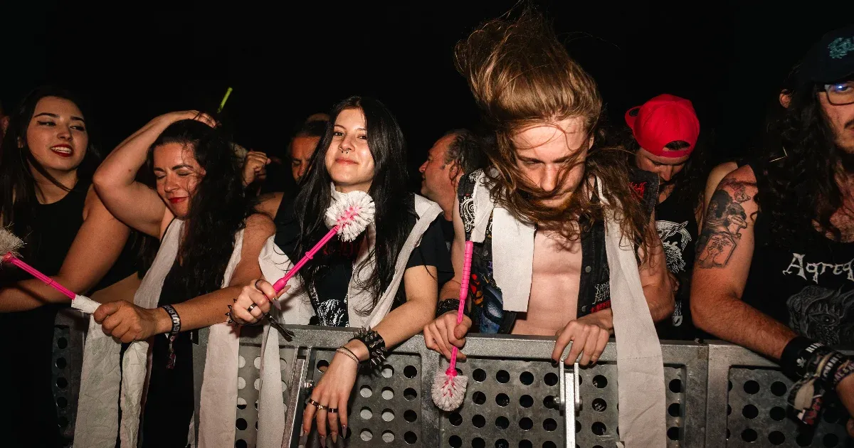 Az egyik legelvetemültebb metálfesztiválon még a mobilvécék is crowdsurfölnek a tömeg felett!
