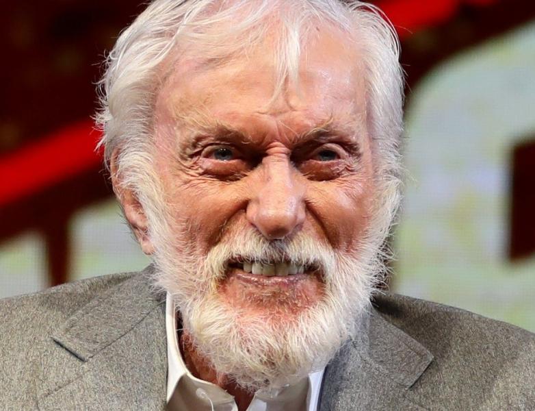 Egy különleges találkozásra került sor a konditeremben, ahol a Grammy-díjas zenész egy 99 éves hollywoodi ikonnal futott össze. A pillanatot megörökítették egy fényképen is, amelyen a két tehetség mosolyogva áll együtt. A fiatal művész elmondta, hogy hata