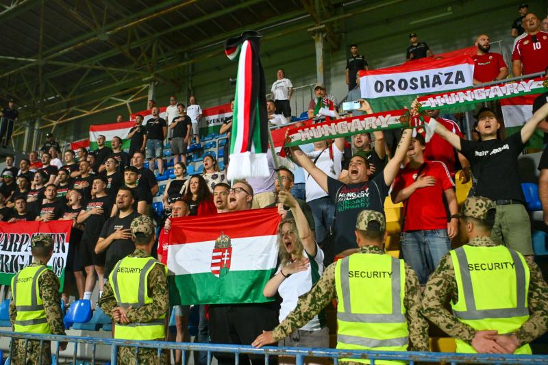 Üresen álló helyek a lelátón - tiltakozó akciót szerveznek a fociszurkolók a válogatott mérkőzésére | szmo.hu
