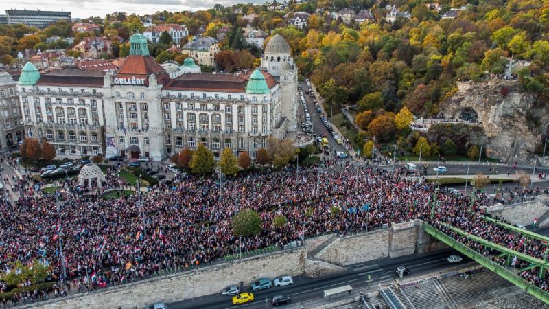 A testet öltött akarat: A Békemenet, mint a fizikai közösség válasza a digitális politikai térre
A Békemenet nem csupán egy esemény, hanem a közösségi akarat megnyilvánulása, amely a virtuális politikai diskurzusokkal szemben áll. Ezen megmozdulás során