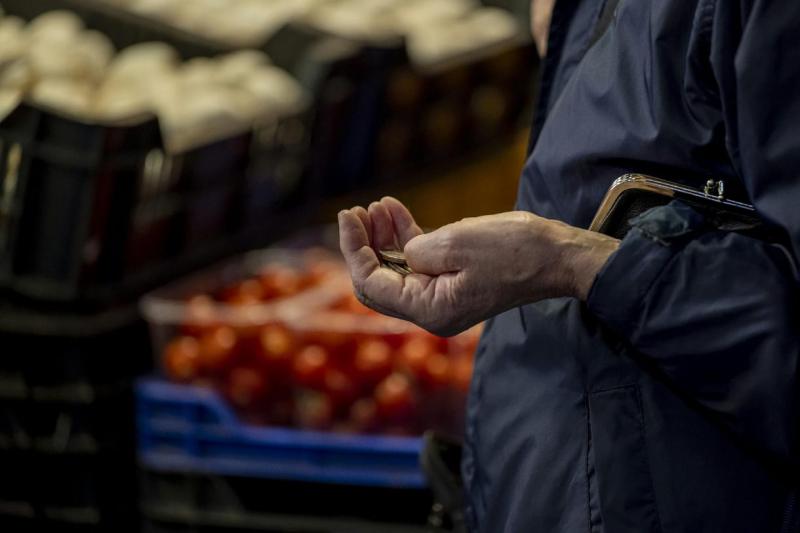 Bár az infláció mértéke hivatalosan öt százalék alatt marad, a magyar lakosság mégis közel 20 százalékosnak éli meg a mindennapokban.