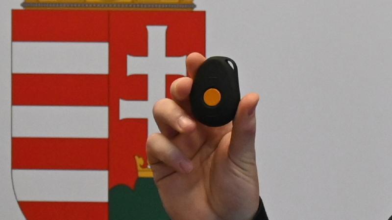 Minden 65 év feletti magyar számára ingyenesen elérhető ez a különleges eszköz: már 950 ezren részesültek belőle. Ez az innováció akár életmentő szerepet is betölthet - Pénzcentrum.