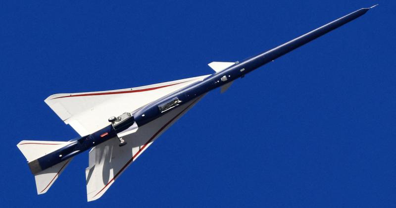 Csendes zúgással lépte át a hangsebesség határát az amerikaiak legújabb szuperszonikus csodája, amely új dimenziókat nyit meg a repülés világában.