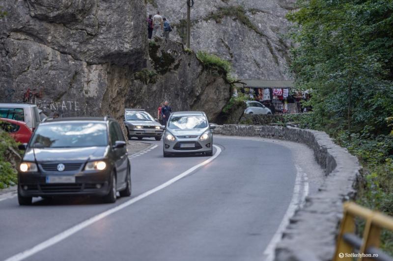 Bár az omlásveszély folyamatosan fenyegeti a Békás-szoros területét, a szuvenírárusok kitartóan folytatják tevékenységüket a festői tájban. A helyi vállalkozók nemcsak emlékeket árulnak, hanem a szoros varázsát is megjelenítik, ezzel gazdagítva a látogató