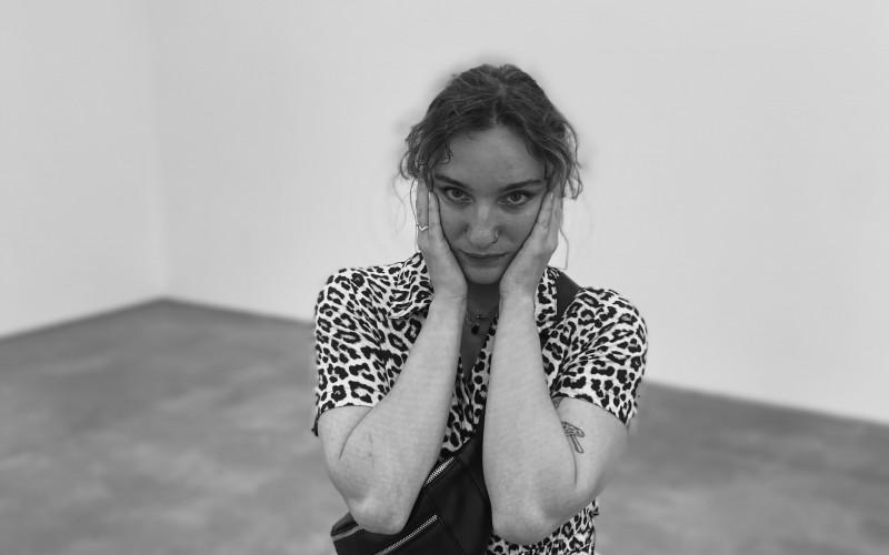 Martzy Réka: A Vörös Tehén

A vörös tehén nem csupán egy állat, hanem egy szimbólum, amely a hagyományok és az egyediség határvonalán egyensúlyozik. Az írásban Réka érzékletesen festi meg a vidéki élet mindennapjait, amelyekben a tehén nemcsak a megélheté